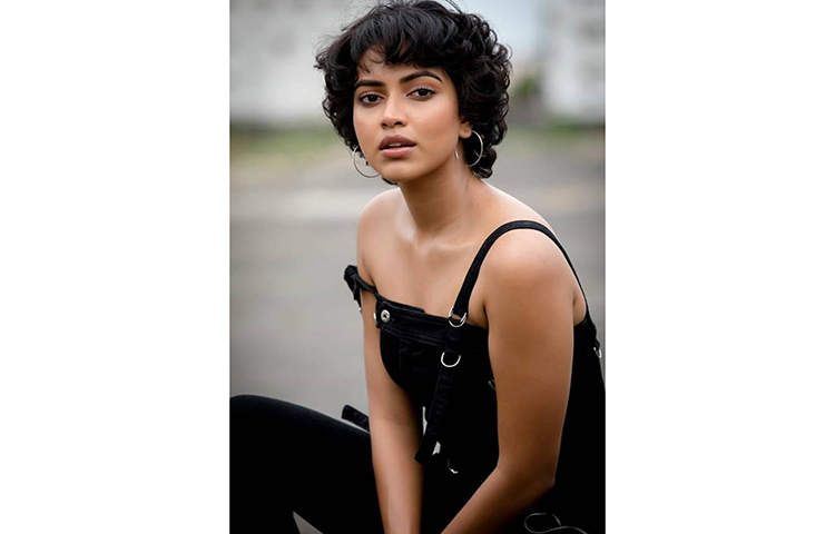 প্রথম বিজ্ঞাপনেই তিনি সবার নজর কাড়েন।