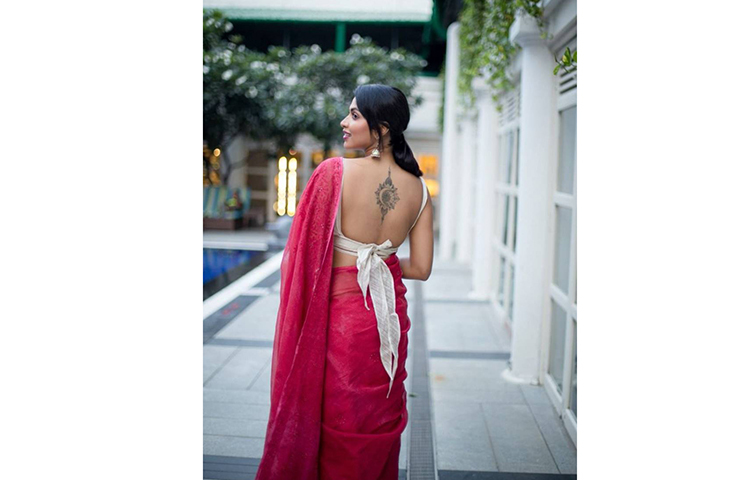 আবেদনময়ী রূপে আমালা।