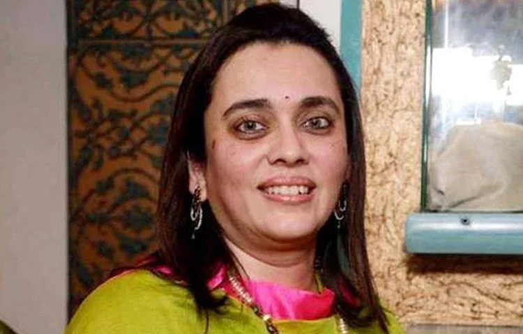 তিনি নীতা আম্বানীর বোন মমতা দালাল। বোন মমতাকে অনেকটা নীতার মতোই দেখতে। দুই বোনের মুখের অনেক মিল রয়েছে। কিন্তু এটাও ঠিক যে মুখ দেখেই দু’জনের মাঝে লাইফস্টাইলের বিস্তর ফারাকটাও সহজেই বোঝা যায়। সাধারণত কোনও অনুষ্ঠান ছাড়া খুব বেশি সাজগোজও করেন না তিনি।