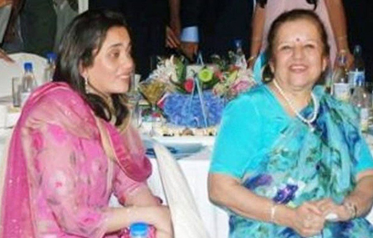 মুম্বাইয়েই জন্ম মমতা দালালের। মমতা লাইমলাইট থেকে নিজেকে সম্পূর্ণ দূরে রাখেন। অম্বানী পরিবারের যে কোনো অনুষ্ঠানে তিনি উপস্থিত থাকলেও, ক্যামেরায় খুব একটা ধরা দেন না।