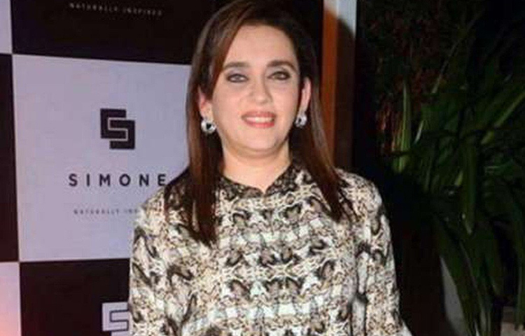 বাবা রবীন্দ্রভাই দালাল এবং মা পূর্ণিমা দালাল। তার সম্বন্ধে শুধুমাত্র এটুকু তথ্যই রয়েছে। তার পড়াশোনা, ব্যক্তিগত জীবন, বিয়ে করেছেন কি না, সন্তান রয়েছে কি না এগুলোর কিছুই জানা যায় না।