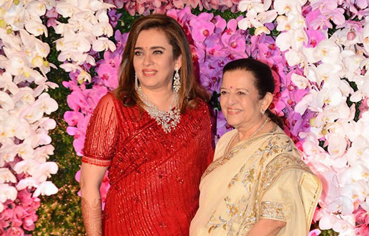 মমতা দালালের জীবন ধারণও একেবারেই সাধারণ। আম্বানী পরিবারের গ্লামারের ঝলক তার মধ্যে একেবারেই নেই। ২০১৯ সালে মার্চে অম্বানী পুত্র আকাশ তার ছেলেবেলার বান্ধবী শ্লোকা মেহতাকে বিয়ে করেন। সেই অনুষ্ঠানেই মা পূর্ণিমা এবং বোন মমতাকে দেখা গিয়েছিল।