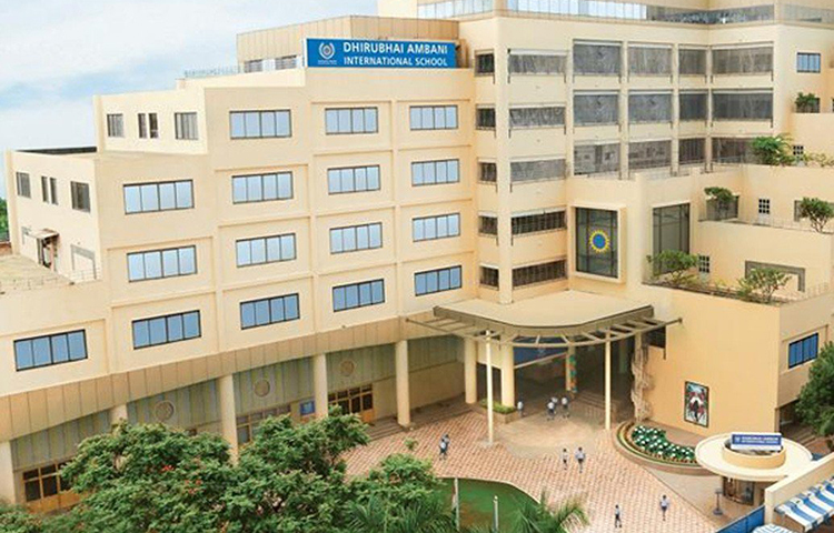 মমতা দালাল একজন শিক্ষিকা। ধীরুভাই আম্বানী ইন্টারন্যাশনাল স্কুলে তিনি পড়ান। নীতা আম্বানীও বিয়ের আগে শিক্ষিকা ছিলেন। এমনকি বিয়ের কয়েক বছর পর পর্যন্তও নীতা অম্বানী শিক্ষকতা করেছেন।