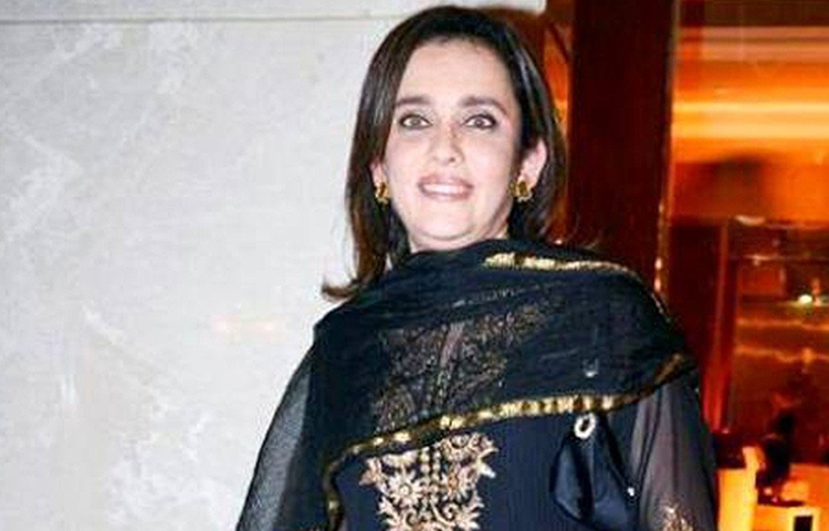 বিয়ের পর ভোগ ম্যাগাজিনে একটা সাক্ষাৎকারে আম্বানী কন্যা ইশা তার মাসি মমতা দালালের কথা উল্লেখ করেন। ইশা জানিয়েছিলেন, তার বাবা-মার বিয়ের সাত বছর পর তাদের (ইশা এবং আকাশ) জন্ম হয়।