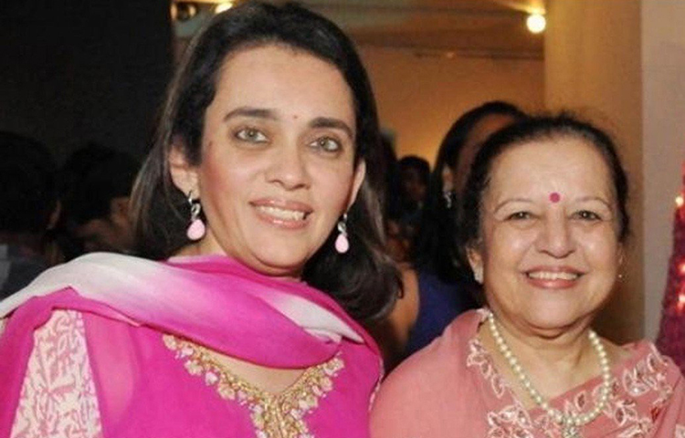 আইভিএফ পদ্ধতিতে তাদের জন্ম হয়েছিল। তখন নাকি দিদা পূর্ণিমা এবং মাসি মমতা দালাল ভীষণ ভাবে সাহায্য করেছিলেন নীতাকে। মাসিই নাকি তাদের বড় করে তোলেন। ছেলেমেয়ের দেখভালের জন্য মা নীতা অম্বানীও শিক্ষকতা ছেড়ে দেন।