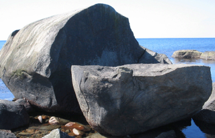 ৯০ ফুট খোঁড়ার পর প্রথম লুকনো সম্পদের আভাস পাওয়া যায়। ঠিক টেবিলের মতো চারকোণা একটা কালো বড় পাথর উদ্ধার হয়। তাতে অদ্ভুত হরফে কিছু লেখাও ছিল।