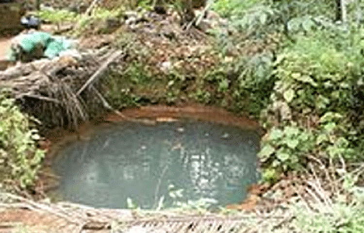 ফের শুরু হল খোড়া। কিন্তু বেশি দূর আর যেতে হল না। অপ্রত্যাশিত ভাবে গর্তে জল ভরতে শুরু করে। ফলে লোকজনও কাজ ফেলে উপরে উঠে আসেন। ভূপৃষ্ঠ থেকে ৬০ ফুট পর্যন্ত গর্ত জলে ভরে যায়।