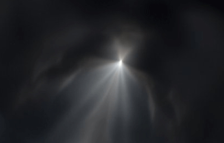 এই রহস্যের শুরু ১৭৯৫ সালে। ইতিহাসবিদদের একাংশের মতে, ড্যানিয়েল ম্যাকগিনিস নামে এক যুবক এই দ্বীপে আলো জ্বলতে দেখেছিলেন। সেই আলোর উৎস খুঁজতে খুঁজতে পর দিন দ্বীপের একটা অংশে পৌঁছে দেখেন, সেখানে রয়েছে ১৩ ফুট পরিধির এক বিশাল গর্ত। গর্তের আশেপাশের ওক গাছগুলোকে কেটে ফেলা হয়েছে।