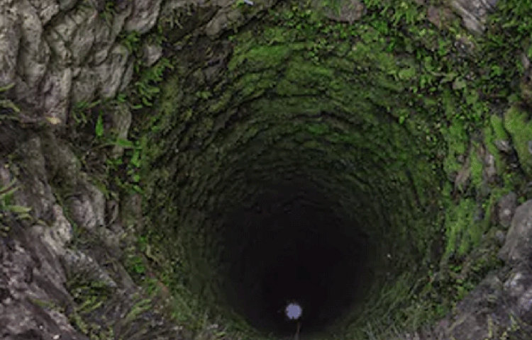 ফের খোঁড়া শুরু হয়। যত নীচে নামা হচ্ছিল, গর্তটা ক্রমশ সঙ্কীর্ণ হয়ে যাচ্ছিল। ৭ ফুট নীচে তারা প্রথম আশার আলো দেখতে পান। গর্তের দেওয়ালে মানুষের পায়ের ছাপ দেখতে পান ম্যাকগিনিসরা। তারা যে ঠিক পথেই এগোচ্ছেন, তা বুঝতে পারেন। গুপ্তধন উদ্ধারে আরও দৃঢ় হয়ে যান।