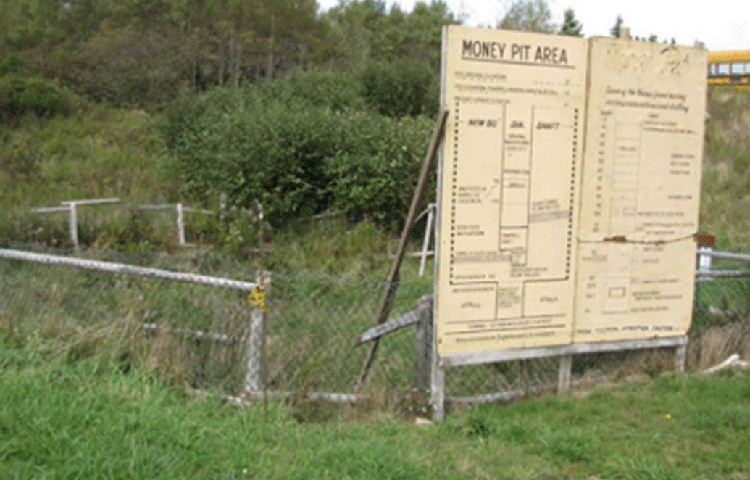 এইভাবে খুঁড়তে খুঁড়তে ৩০ ফুট গভীর গর্ত করে ফেলেন তারা। কিন্তু প্রতি ১০ ফুট অন্তর গাছের গুড়ির স্তর আর মাটি ছাড়া কিছুর উদ্ধার করতে পারেননি। ব্যর্থ হয়ে ৩০ ফুটেই খোড়া শেষ করে দেন।