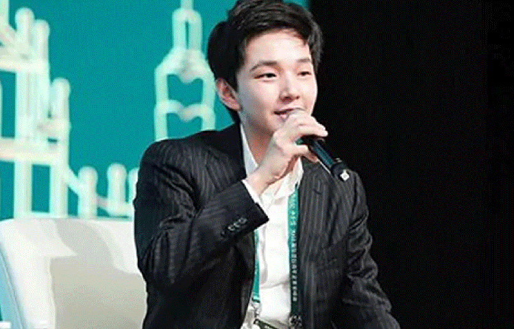 এক রাতের মধ্যেই সারা বিশ্ব তাকে চিনে ফেলল। এক রাতের মধ্যেই বিশ্বের ধনীতমদের তালিকায় জায়গা করে নিলেন তিনি।