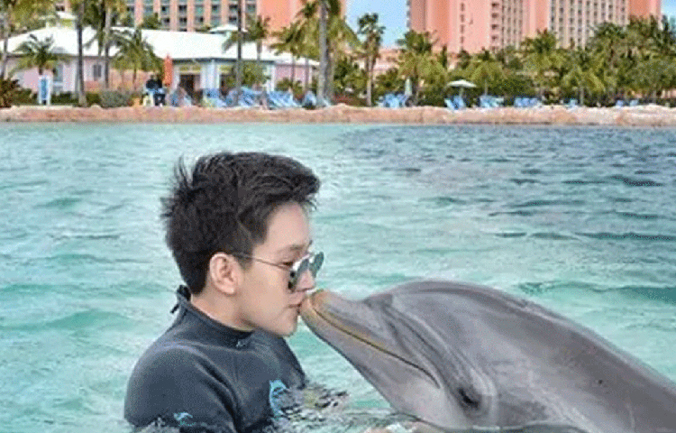 তার সম্পত্তি রাতারাতি স্টারবাকস্-এর প্রতিষ্ঠাতা হোয়ার্ড এবং স্ন্যাপচ্যাট-এর সিইও ইভানের থেকেও বেশি হয়ে গিয়েছে।