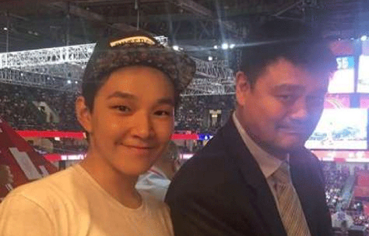 ফোর্বস ম্যাগাজিন অনুসারে, এই উপহার তাকে বিশ্বের প্রথম প্রথম সাড়ে পাঁচশো জন ধনীর তালিকায় নিয়ে এসেছে।