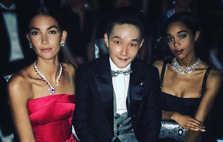 ঘুরতে ভীষণ পছন্দ করেন এই কোটিপতি যুবক। কখনো দুবাই, কখনো রাশিয়া তো কখনো প্যারিসে চলে যান। সোশ্যাল মিডিয়ায় তার ১০ হাজার ফলোয়ারের জন্য ছবি তুলতে কখনো ভোলেন না এরিক।