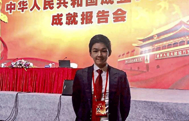 যার কথা বলা হচ্ছে, তিনি মাত্র ২৪ বছরের এক যুবক। সবে পড়াশোনা শেষ করেছেন। কোটি কোটি ডলারের মালিক হওয়ার জন্য একবিন্দুও পরিশ্রম করতে হয়নি তাকে। যেন আকাশের চাঁদ নিজে থেকেই তার হাতে চলে এসেছে!