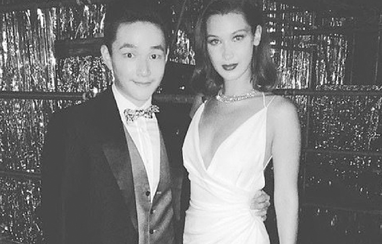 হাতে ‘চাঁদ’ পেয়ে জীবনটাকে এখন অন্যভাবে উপভোগ করছেন তিনি। কখনো নামী মডেলদের সঙ্গে পার্টি করছেন তো কখনো বিল গেটসদের সঙ্গে একই টেবিলে ওঠাবসা করছেন, তো কখনো নামজাদা অভিনেতার পাশে বসে বাস্কেটবল খেলা দেখছেন।