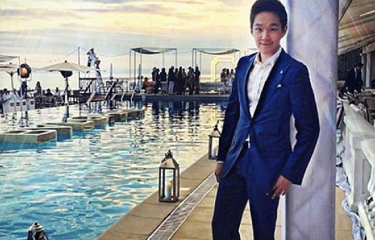 জানতে ইচ্ছা করছে তো কীভাবে রাতারাতি কোটি কোটিপতি হয়ে উঠলেন এই যুবক? আসলে, ৩৮৮ কোটি ডলার উপহার পেয়েই রাতারাতি বিলিয়নিয়ার হয়ে গিয়েছেন এরিক।