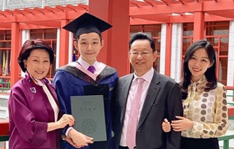 এরিকের বাবার পারিবারিক ব্যবসা। সাইনো বায়োফার্মাসিউটিকল লিমিটেডের প্রতিষ্ঠাতা তার বাবা-ই। আর তার মা সংস্থার এগজিকিউটিভ ডিরেক্টর।