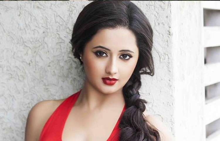 ছোট পর্দায় বালিকা বধু ধারাবাহিকে অভিনয় করার সূত্রে ঘরে ঘরে পরিচিত মুখ হয়ে ওঠেন রশমি দেশাই। এবার বিগ বসের ‘সংসারে’ তিনি কেমন, তাই দেখার।