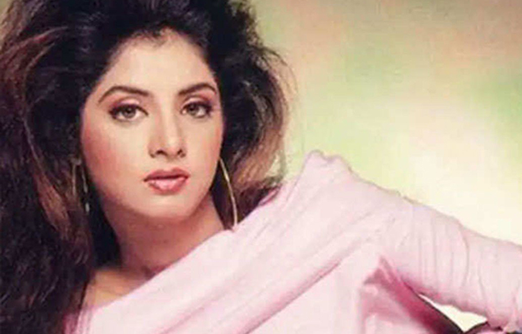 দিব্যা ভারতী: মাত্র ১৯ বছর বয়স থেকেই অ্যালকোহলের নেশা চেপে ধরে তাকে। এই নেশা শুধু তার ক্যারিয়ারও ধ্বংস করে দেয়নি, সাত তলা থেকে তিনি পড়ে গিয়ে মারা যান। পরে ময়নাতদন্তে জানা গিয়েছিল, ওই সময় অত্যধিক অ্যালকোহল সেবন করেছিলেন তিনি।