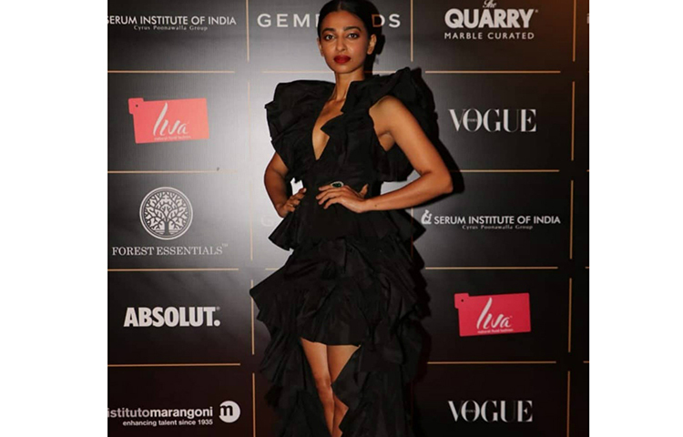 লাল কার্পেটে রাধিকা আপ্তে অনন্য রূপ।