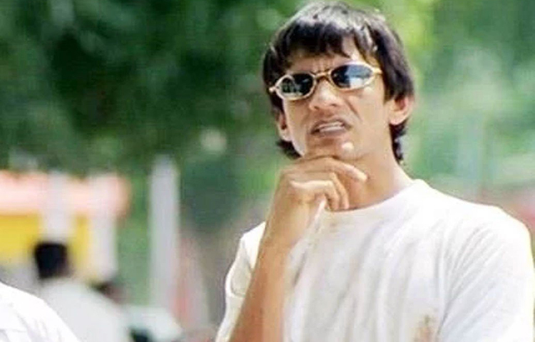 বিজয় রাজ: না জেনে কাকের মাংসের বিরিয়ানি খেয়ে ফেলেছিলেন। কথা বলতে গেলেই ‘কা কা’ শব্দ বেরচ্ছিল মুখ থেকে। রান-এর সেই কৌয়া বিরিয়ানি অভিনেতা বিজয় রাজ ২০০৫ সালে দুবাই পুলিশের হাতে গ্রেফতার হয়েছিলেন। তার সঙ্গে বেআইনি ড্রাগ ছিল। ড্রাগের নেশার ছাপ পড়ে তার ক্যারিয়ারেও।