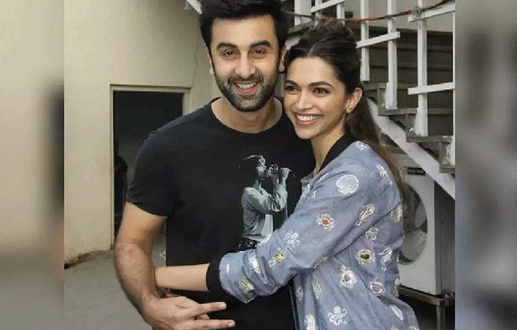 ব্রেকআপের পর দীপিকার সঙ্গে ‘ইয়ে জওয়ানি হ্যায় দিওয়ানি’ ফিল্মে অভিনয় করেছেন। প্রচুর বিজ্ঞাপনেও তাদের একসঙ্গে দেখা যায়। দীপিকার সন্তানদের সঙ্গে খেলার ইচ্ছার কথাও প্রকাশ্যে জানিয়েছেন রণবীর কাপুর।