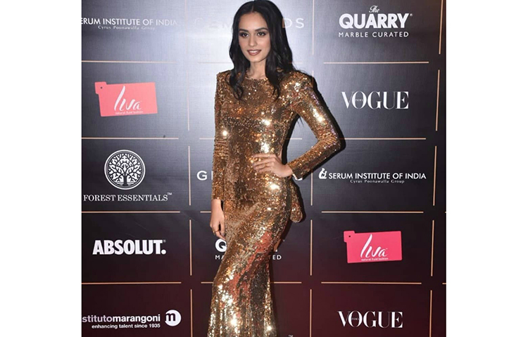 মানুষী চিল্লার রেড কার্পেটে হাঁটা।