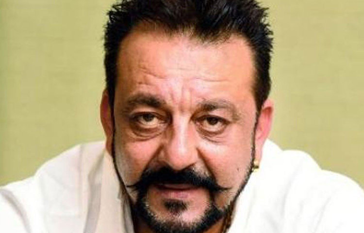 সঞ্জয় দত্ত: মুন্না ভাইকে ড্রাগ এবং অ্যালকোহলের নেশার জন্য অনেক মূল্য দিতে হয়েছে। ক্যারিয়ারে প্রচুর ক্ষতি তো হয়েইছে, পাশাপাশি তার প্রেমিকা টিনা মুনিমও তাকে ছেড়ে চলে গিয়েছিলেন এই নেশার জন্য।