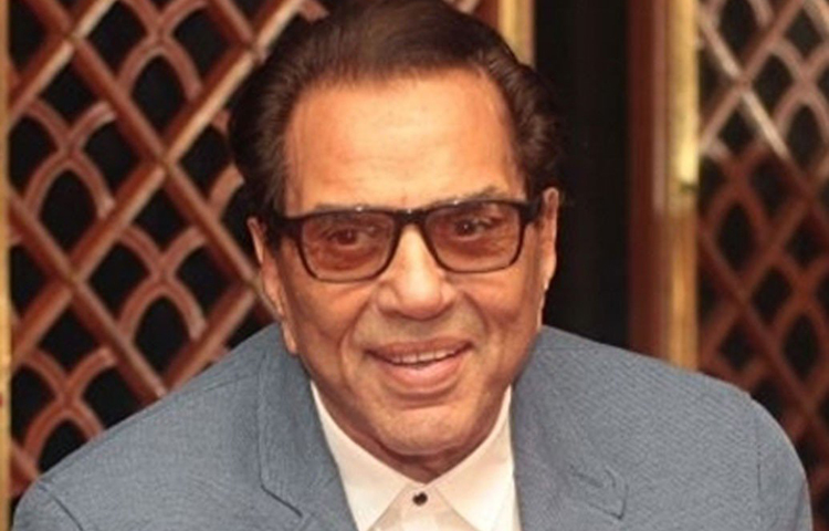 ধর্মেন্দ্র: ১৫ বছর ধরে মদের নেশায় বুঁদ ধর্মেন্দ্র। তার ছবি ‘ইমলা পাগলা দিওয়ানা’ মুক্তি পাওয়ার সময় তিনি নিজে মুখে স্বীকারও করেন যে, তার ক্যারিয়ার অ্যালকোহলের জন্য শেষ হয়ে গিয়েছিল।