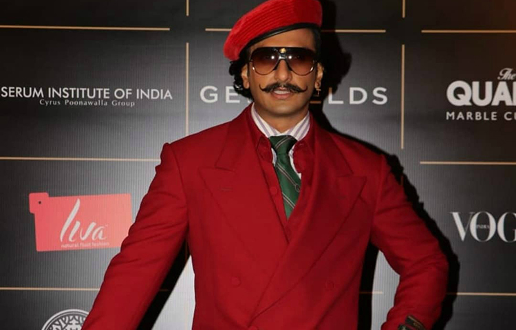 ‘ভোগ ওম্যান অফ দ্যা ইয়ার’-এর রেড কার্পেটে রণবীর সিং।