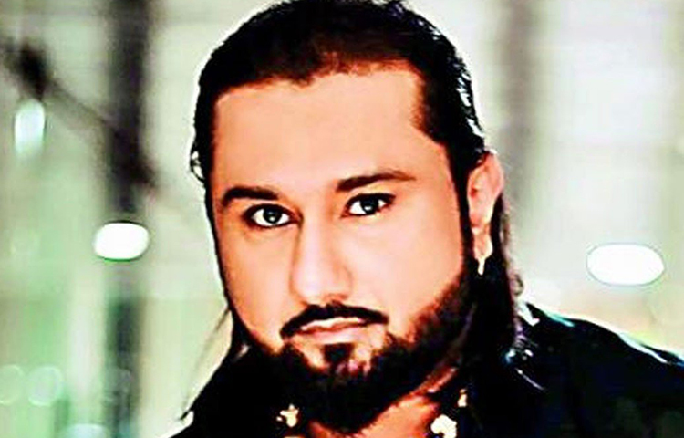 ইও ইও হানি সিংহ: র‌্যাপার-গায়ক হানি সিংহও অ্যালকোহল এবং ড্রাগের নেশায় বুঁদ হয়ে গিয়েছিলেন এক সময়। এই নেশা তাকে এতটাই কাবু করে ফেলেছিল যে, রিহ্যাবিলিটেশন সেন্টারে তাকে থাকতে হয়েছিল চিকিৎসার জন্য।