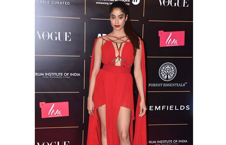 ‘ভোগ ওম্যান অফ দ্যা ইয়ার’-এর রেড কার্পেটে জাহ্নবী কাপুর।