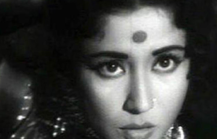 মীনা কুমারী: বলিউডের ট্রাজেডি কুইন। এই নামেই তিনি জনপ্রিয় ছিলেন। সাহেব বিবি গোলাম ফিল্মে অ্যালকোহলিক স্ত্রীয়ের ভূমিকায় অভিনয় করেছিলেন তিনি। তার অভিনয় ভীষণ প্রশংসিত হয়েছিল। পরে বাস্তবেও তিনি অ্যালকোহলের নেশায় ডুবে যান। লিভার সিরোসিসে আক্রান্ত হয়ে মাত্র ৪০ বছর বয়সে তার মৃত্যু হয়।