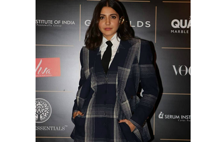 আবেদনময়ী রূপে ‘ভোগ ওম্যান অফ দ্যা ইয়ার’-এর রেড কার্পেটে অনুশকা শর্মা।