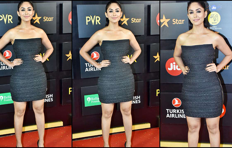 দৃষ্টি কাড়লেন ম্রুনাল ঠাকুর।