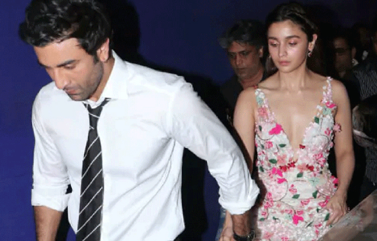 ডেট করার কথা অনেক পরে স্বীকার করেছেন আলিয়া-রণবীর। কিন্তু তার আগে দীপিকা পাডুকোনের সঙ্গে ডেট করতেন রণবীর কাপুর। ডেট করেছেন ক্যাটরিনা কাইফের সঙ্গেও।