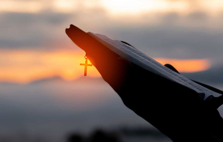 শয়তান হাজির হয়। ভিখারি রূপী যাজকের অনুরোধ মেনে আত্মার অধিকার পাওয়ায় শর্তে নদীর উপর ওই একই জায়গায় ফের ব্রিজ বানাতে শুরু করে, আর ঠিক তখনই পবিত্র জল শয়তানের উপর ছিটিয়ে মন্ত্রপাঠ শুরু করেন যাজক। উধাও হয়ে যায় শয়তান। কিন্তু সেই থেকে ব্রিজটি থেকে গিয়েছে।