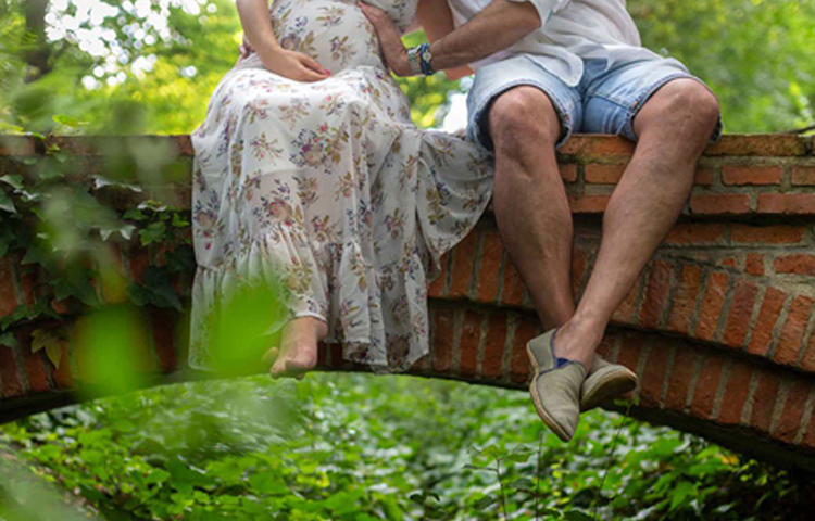 এটা নিয়েও প্রচলিত রয়েছে যে, তারা নাকি স্বামীর সঙ্গে একটি দড়ি আর একটি গøাস নিয়ে ব্রিজের মাঝামাঝি বসেন আর অপেক্ষা করেন।