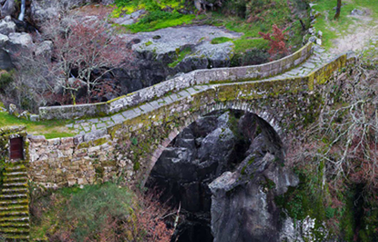 স্থানীয়দের বিশ্বাস, অপেক্ষা করার সময় ওই ব্রিজ দিয়ে প্রথম ব্যক্তি যিনি হেঁটে যাবেন, তিনিই ওই গøাসে দড়ি বেঁধে নদীর জল তুলে মহিলার গর্ভে ছড়িয়ে দেবেন। প্রচলিত বিশ্বাস, সন্তান সংক্রান্ত সমস্ত সমস্যার সমাধান হবে এতেই।