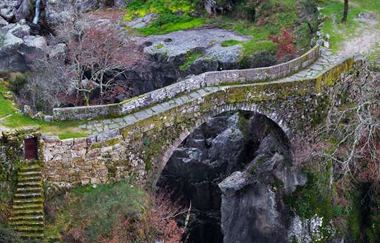 পর্তুগালের মন্টেলেগ্রি এবং ভেইরা ডি মিনহো-র সীমানায় রয়েছে এই ব্রিজটি। এই ব্রিজকে নিয়ে এমনই শোনা যায়। এলাকার মানুষজন তাই সচরাচর রাত হলে ব্রিজের দিকে আসেন না।