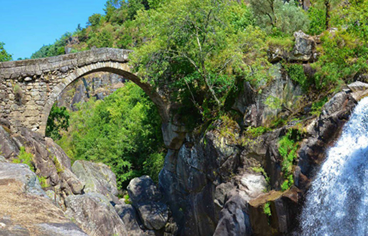 ভক্তের অনুরোধ মেনে রাবাগাও নদীর উপর ব্রিজ বানিয়ে দেয় শয়তান। বিনিময়ে মৃত্যুর পর তার আত্মা শয়তানকে অর্পণ করার প্রতিশ্রুতি দেয় সে।