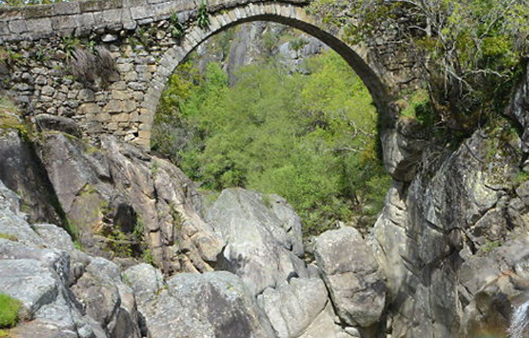 ব্রিজ পার করার আরও একটি শর্ত ছিল। ব্রিজ পার করার সময় পিছনে তাকালে চলবে না। তা হলে মুহূর্তে ব্রিজ উধাও হয়ে যাবে।