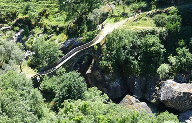 পিছনে না তাকিয়ে ছুটে ব্রিজ পার করে চলে যায় সে। সে রাতের জন্য প্রাণেও বেঁচে যায়। কিন্তু এর কয়েক বছর পর তার খুব কঠিন অসুখ করে। মৃত্যুভয় শুরু হয়। আর তখনই মনে পড়ে যায় শয়তানকে দেয়া প্রতিশ্রুতির কথা।