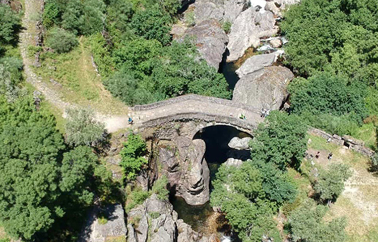 অতীতের সেই দিন নিয়ে আফসোস শুরু হয় তার। খুব শক্তিশালী এক যাজকের কাছে গিয়ে সবটা বলে। পরদিন রাতে রাবাগাও নদীর কাছে গিয়ে এক ভিখারি সেজে ওই ডাকাতের কথামতো ঠিক একই ভাবে শয়তানের আরাধনা শুরু করেন ওই যাজক।