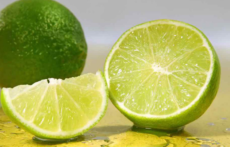 যাদের ব্রণর পরিমাণ অত্যধিক বেশি তারা পাতিলেবুর রস দিনে দু’তিনবার ব্রণর জায়গাগুলোতে লাগান। তবে একটানা ১০ মিনিটের বেশি রাখবেন না। ১০ মিনিট পর ধুয়ে ফেলুন। উপকার পাবেন।