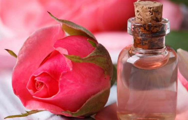 গোলাপ জলের নিয়মিত ব্যবহারে ব্রণের দাগ কমে যায়। দারুচিনি গুঁড়োর সঙ্গে গোলাপজল মিশিয়ে মিশ্রণ তৈরি করুন। এই মিশ্রণ ব্রণের ওপর লাগিয়ে ২০ মিনিট পর ধুয়ে ফেলুন। এতে ব্রণের সংক্রমণ, চুলকানি এবং ব্যথা অনেকটাই কমে যাবে।