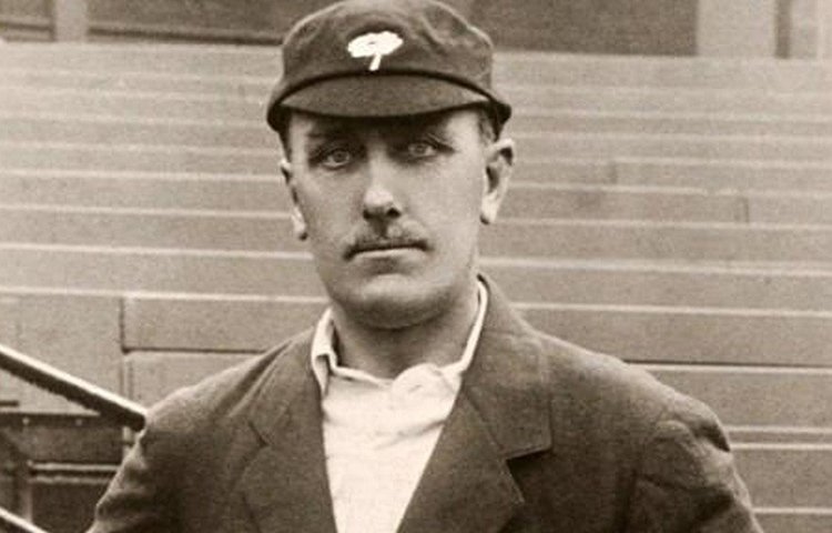 উইলফ্রেড রোডস: লোয়ার অর্ডার লেফট আর্ম স্পিনার হিসেবেই ক্যারিয়ার শুরু করেন এই ব্রিটিশ ক্রিকেটার। ইংল্যান্ডের হয়ে ১৮৯৯ থেকে ১৯৩০ সাল পর্যন্ত ৫৮টি টেস্ট খেলেছেন তিনি। বোলার হিসেবে ক্যারিয়ার শুরু করলেও পরে ওপেনিং ব্যাটসম্যান হিসেবে কাজে লাগানো হয়ে তাকে।