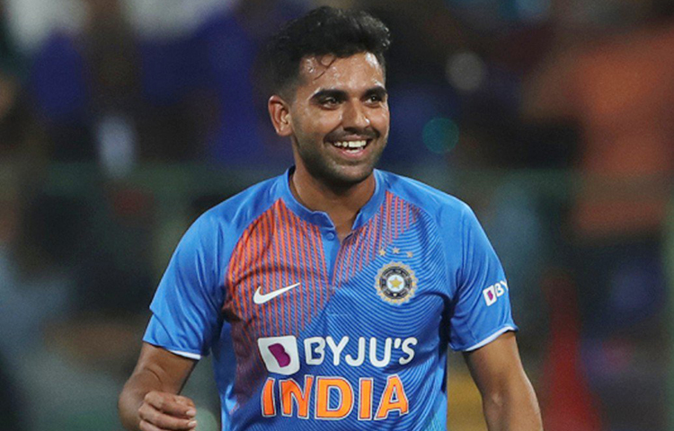 দীপক চাহার: রঞ্জি অভিষেকেই চমকে দিয়েছিলেন। আইপিএলে চেন্নাই সুপার কিংসের হয়েও নতুন বলে সুইংয়ের দক্ষতায় তাক লাগিয়ে দিয়েছেন দীপক। ২৭ বছর বয়সি খেলেছেন চারটি টি-টোয়েন্টি। ১৪ গড়ে নিয়েছেন ছয় উইকেট। ইকনমি রেট ৬। সুইংয়ের কারণেই দলের সম্পদ হয়ে উঠতে পারেন তিনি।