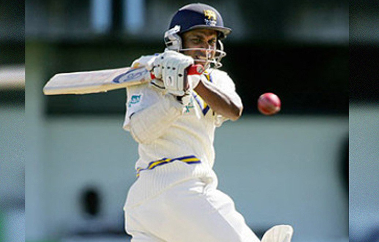 সনাৎ জয়সূরিয়া: অলরাউন্ডার হিসেবে ক্যারিয়ার শুরু করলেও এক জন ওপেনিং ব্যাটসম্যান হিসেবে বিধ্বংসী ছিলেন জয়সূরিয়া। ১৯৯৩ সালে হিরো কাপে প্রথম ওপেন করেন জয়সূরিয়া। তখনই নতুন এক জয়সূরিয়াকে আবিষ্কার করে ক্রিকেট বিশ্ব। ভারত এবং পাকিস্তানের বিরুদ্ধে বেশ ভালো রান করেন তিনি। তখনও ওপেনার হিসেবে টেস্টে জয়সূরিয়া স্থান পাকা ছিল না।